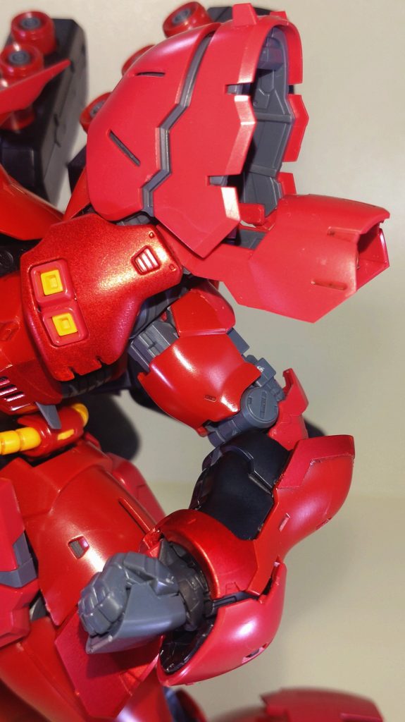 腕部。肩のアポジモーター部分と前腕のディテール部分にロイヤルメタレッドを塗装してみました。また、メタリックカラーは全てつや消しコートを施すことで各装甲のつやの違いを表現してみました。