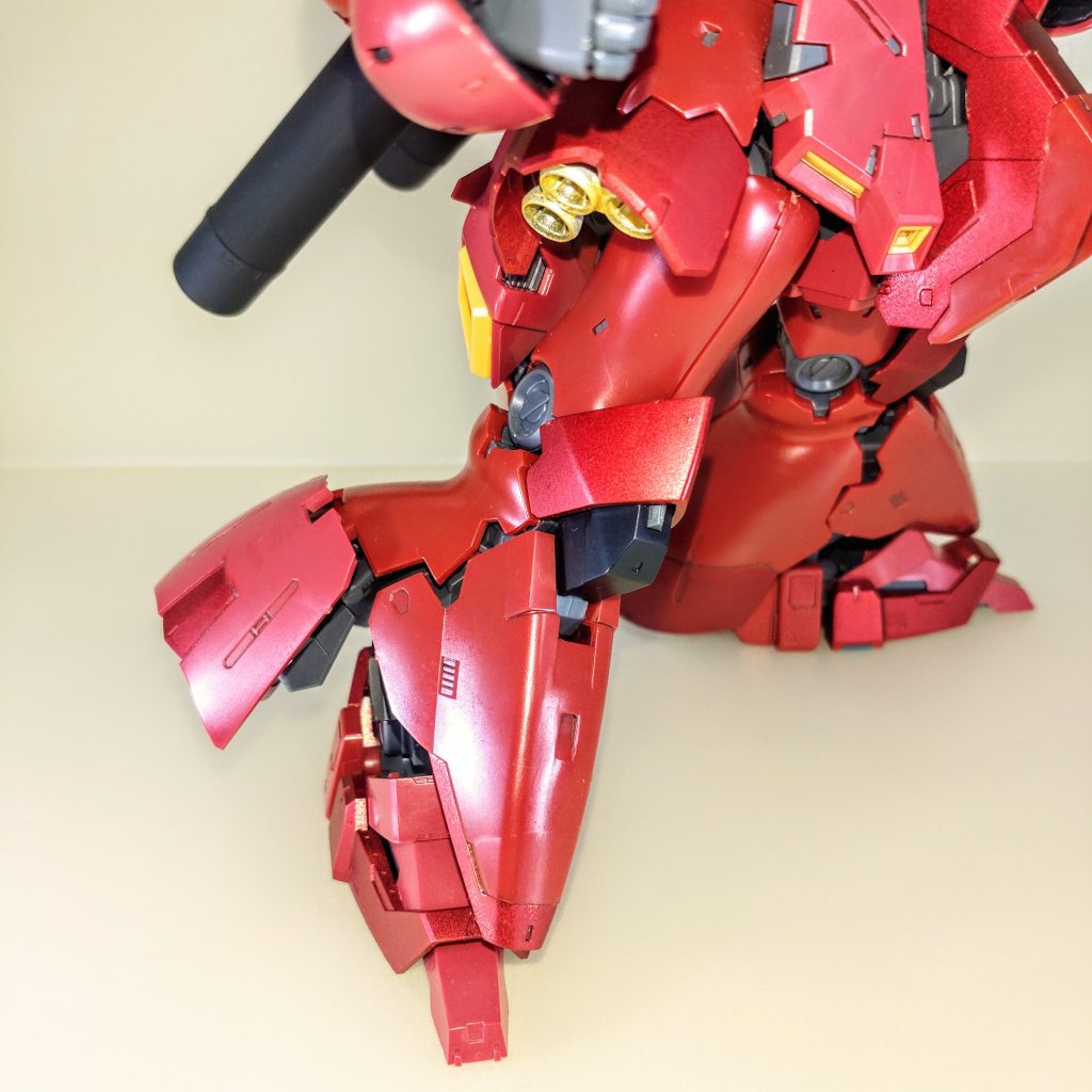 脚部。こちらも腕部と同じ様に膝アーマー上面・スネアーマーのディテール部分にロイヤルメタレッドを塗装してます。また、内部のバーニアパーツはシャインシルバー・イエローゴールドでそれぞれ塗装してみました。