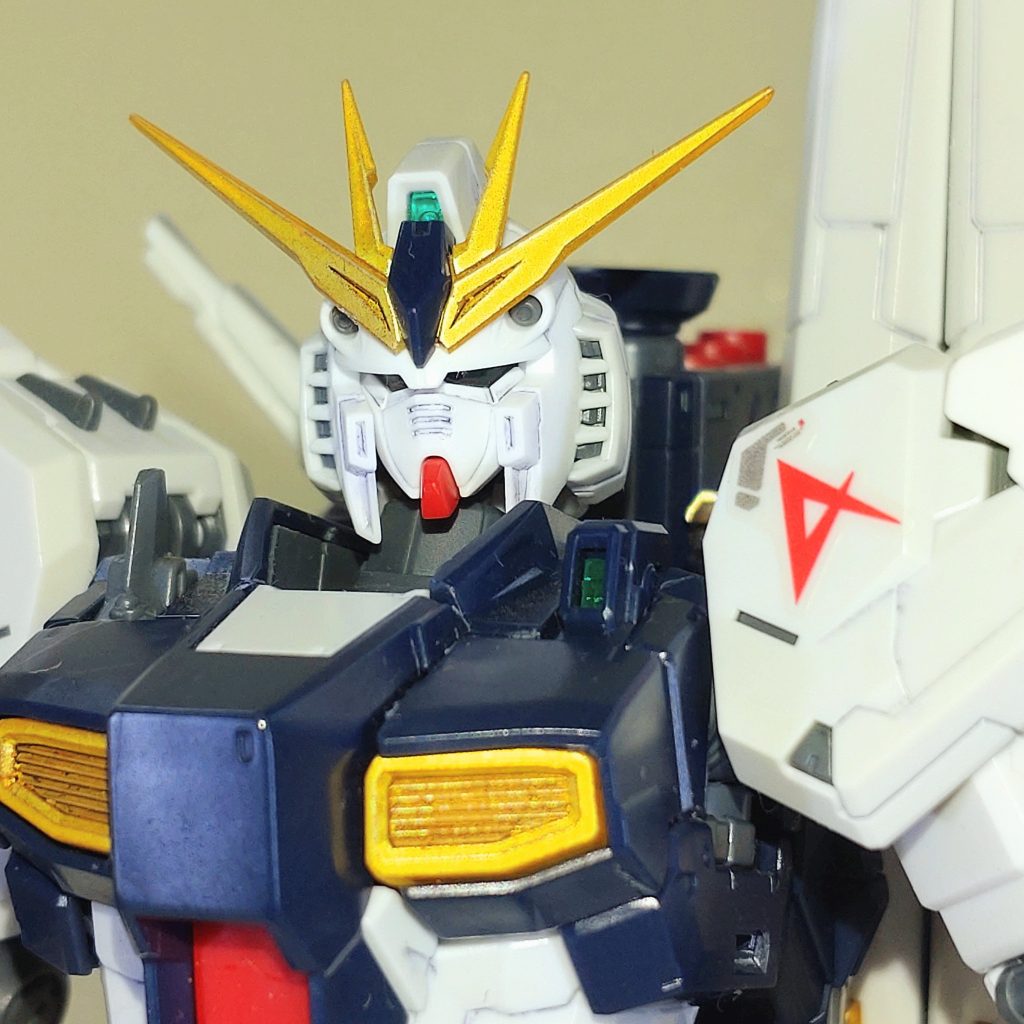 頭部・胴体。アンテナ及び胸部ダクトをイエローゴールドで塗装してみました。