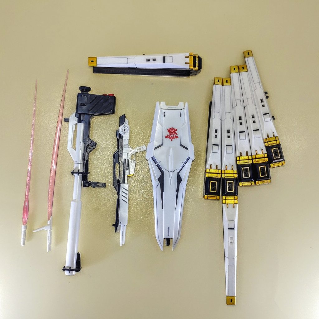 武装。フィン・ファンネルのバーニアパーツ・先端部分を塗り分けた以外はそのままです。