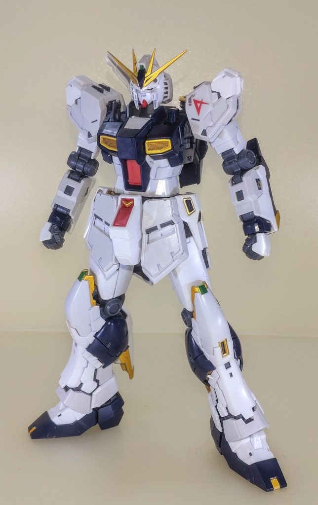 このキット自体はガンプラに復帰しつつある2023年頃に購入したのですが、サザビーと同じく完成度が高かったのでしばらく放置していました。そして今年になって色々考えた結果、サザビーと同じく部分塗装を行うことでアムロの専用機らしさを表現しようと6月に完成させました。