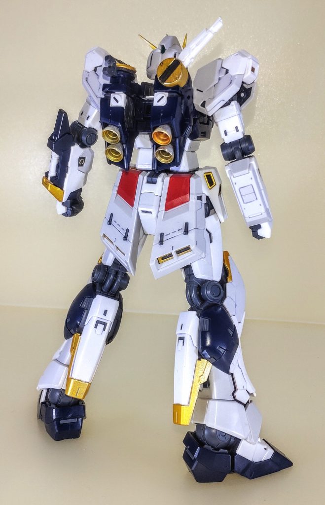 背面。このキットではサザビーと同じ一部のディテールにガンダムマーカーイエローゴールドをエアブラシシステムにて部分塗装を施してみました。