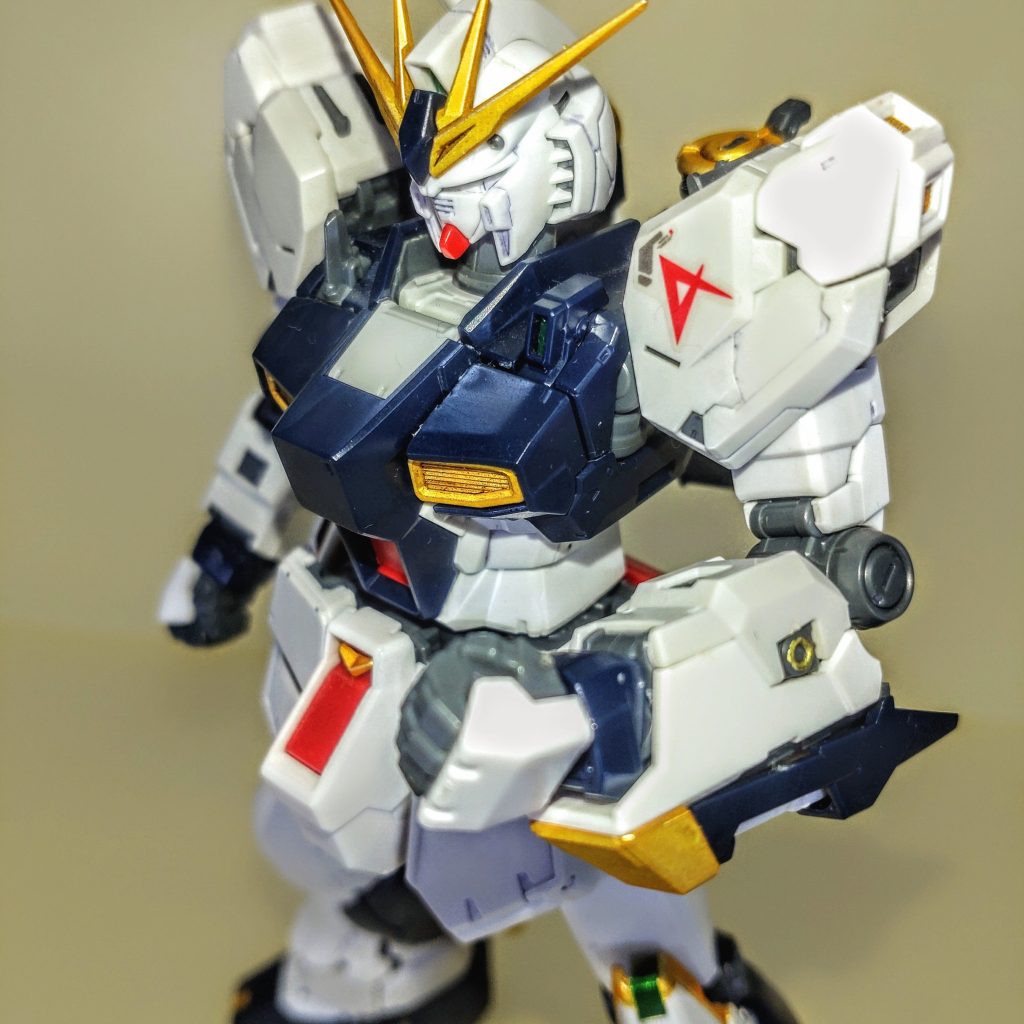 腕部。左前腕のサーベルラック部分のみイエローゴールドを塗装しています。また両前腕のアポジモーター部分はミスターホビーマーカーの細ペンゴールドで塗装しました。