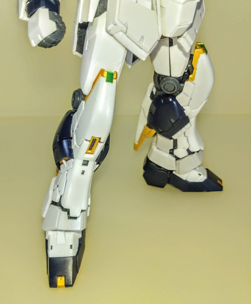 脚部。　黄色パーツのみイエローゴールドを塗装しています。膝アーマーはディテール部分で塗装した後、緑のホイルシールを貼ってセンサーみたいにしてみました。