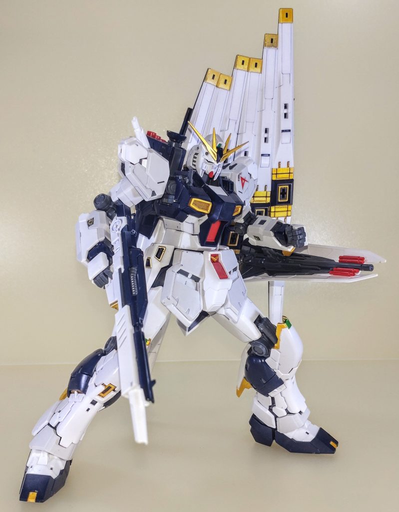 最後に旧1/100キットのパッケージと同じポーズ。以上νガンダムでした。このνガンダム、先述したようにガンプラに復帰しつつある時に購入したのですが、初めて買ったフィン・ファンネルが付属しないノーマル版を買った時のことを考えるとガンプラの進化が凄いことになっていると改めて感じられました。最後まで見て頂いてありがとうございました。