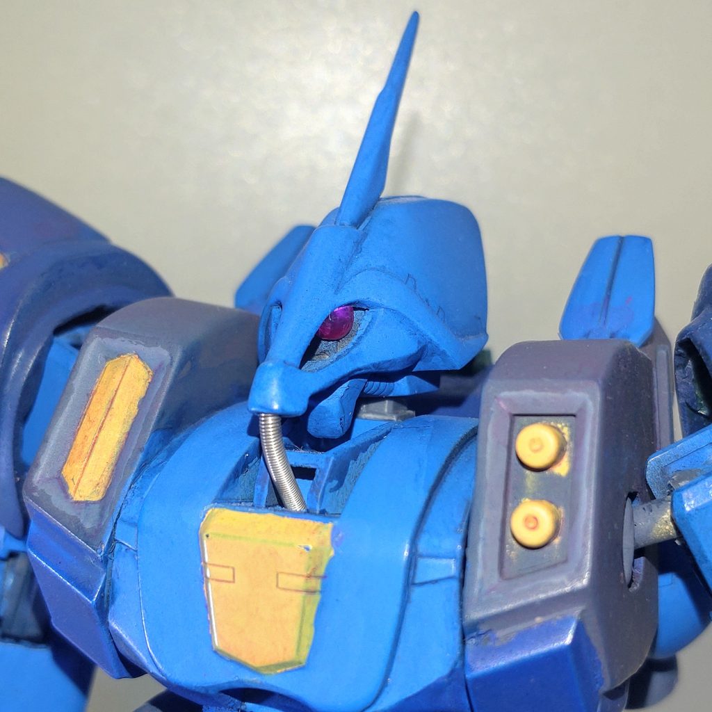 頭部・胴体。頭部は胴体に載せて固定する仕様だったので、近年のガンプラに付属する首用のポリパーツを、動力パイプをスプリングパイプに交換することで自由に可動するようにしました。胴体は左右のブロックを幅詰めした後、内部に旧1/100ビギナ・ギナの胴体を組み込みました。前後にスイング可動するので今回ジャンク品から選びました。