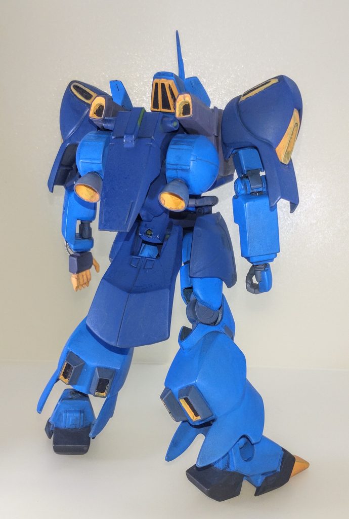 背面。この状態でも立ち姿が決まるように製作したので完成した時は安心しました。ですが、仕上げが少しだけ荒いです。