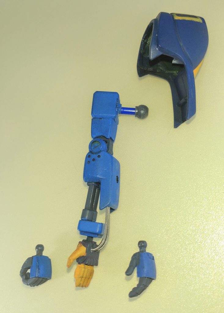 腕部。上腕部分が存在しなかったので初代hgucグフの物に置き換えました。前腕は塗装や可動範囲を良くするため近年のガンプラの手首部分を加工した物を使用しました。アームパンチ部分も後ハメにするためランナー・プラパイプ接続にしてあります。