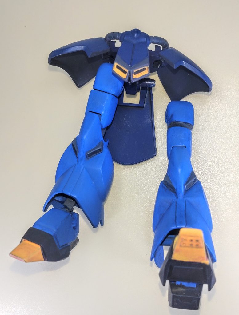 脚部。旧1/100ビギナ・ギナの腰パーツに置き換えた他、太ももにロール軸の追加工作及び足首をボールジョイント接続にしました。また靴に重りを仕込んだり、分かりづらいですが足裏にディテールを追加しています。