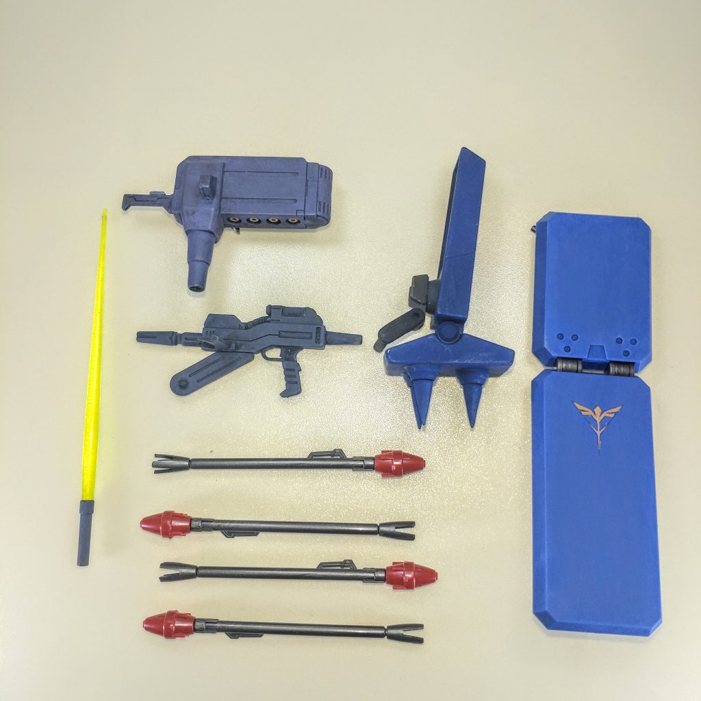 武装。エネルギーガンだけでは寂しいのでジャンク品よりhgucギラ・ドーガのシールドを追加しました。また、オリジナルでhgucマラサイのビームライフルとhgucザクⅢのシールドを加工したクラッシュシールドを追加してみました。