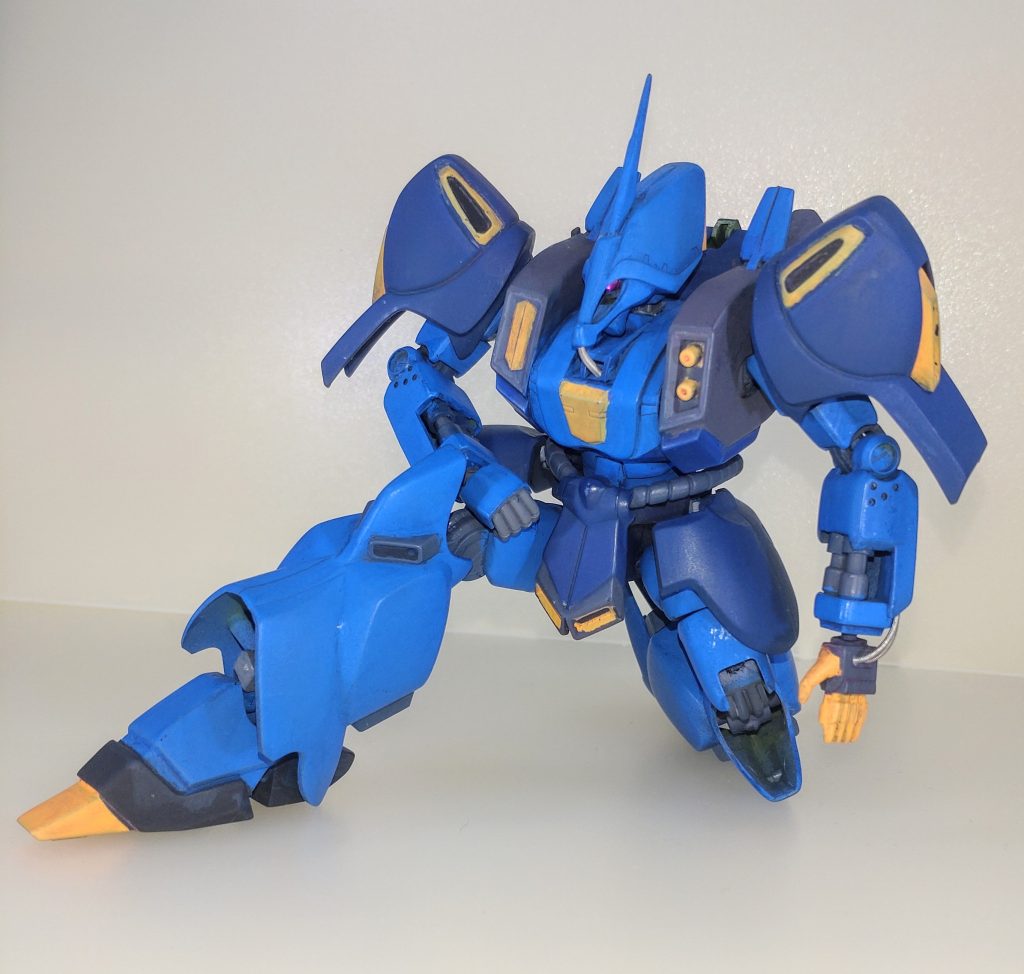 アクションポーズ。全身を改修したことで膝立ちも可能になりました。旧1/100ビギナ・ギナを選んだのも腹部の前後可動が優れていたからですが、ここまでうまく動かせたので本当に良かったと思います。