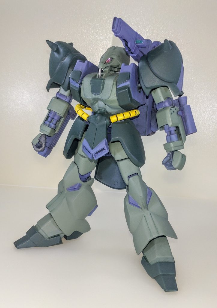 全身。キットは以前製作した時と同様の手法で行っていますが、割と高カロリーな作業量だったので定番工作は押さえつつ省略出来る部分はそのままにしています。カラーリングはいずれhgucで出るでしょうからギラ・ドーガカラーにして今年の4月に完成させました。