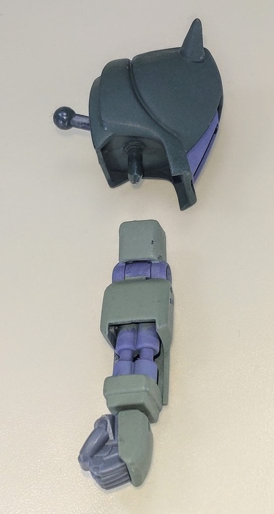 腕部。前回は初代hgucグフから上腕部分を流用しましたが、今回は元キットの上腕部分にポリキャップを組み込み後ハメ加工した以外はそのままです。ただし、手首部分は他のガンプラの物を加工したパーツを使用しています。