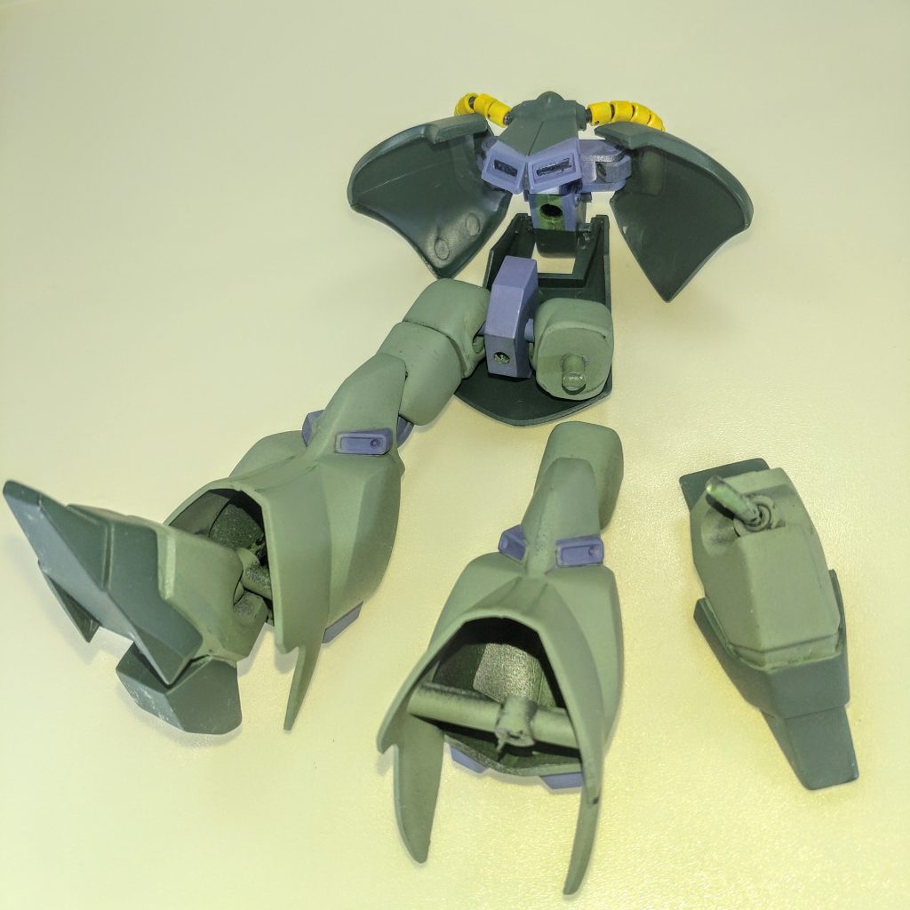 腰部・脚部。腰部は元キットのパーツを活用しつつサイドアーマー用のポリキャップを追加しました。脚部も太もものロール可動や靴に重りを仕込んでいますが、足裏ディテールは今回省略しました。（ はっきり言って手抜きです😅）