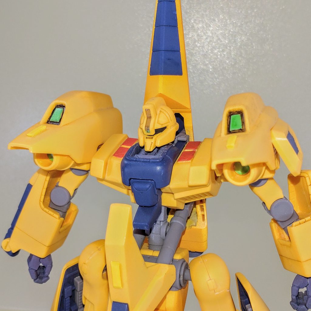 上半身。 成型色仕上げ及び部分塗装仕上げではありますが、余った黄色のランナータグで簡単なディテールを施してみました。