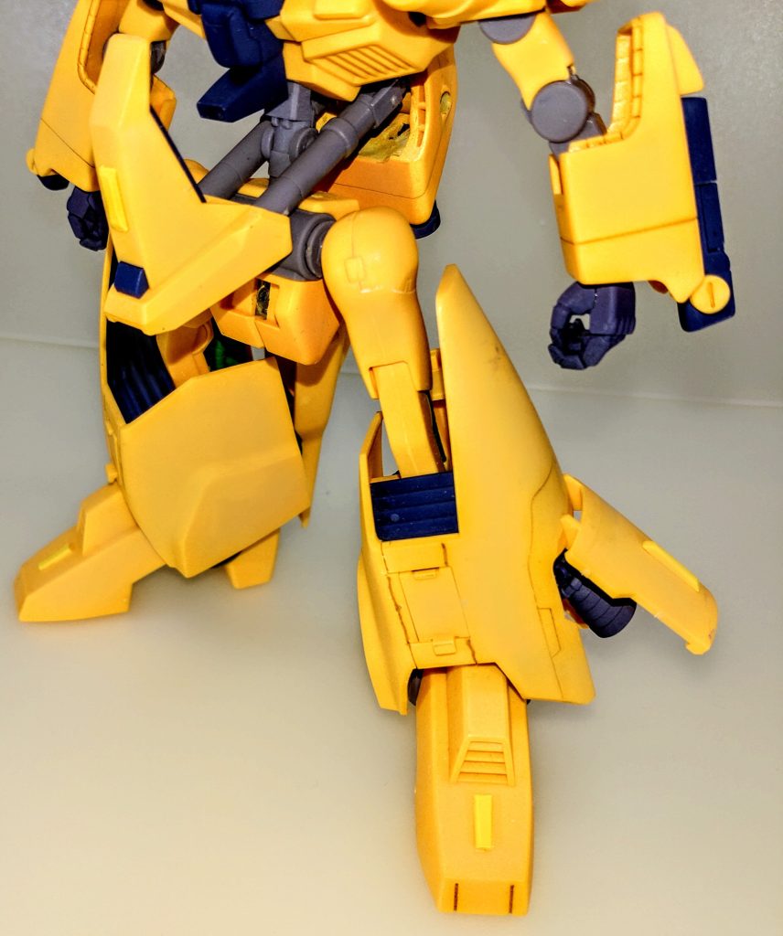 下半身。こちらも上半身同様の工作を施していますが、合わせ目が目立つ部分でもあるので段落ち処理を行っています。