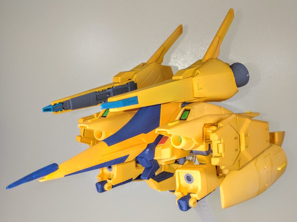 モビルアーマー形態。追加パーツのおかげでこちらのシルエットもだいぶ変わっていると思います。