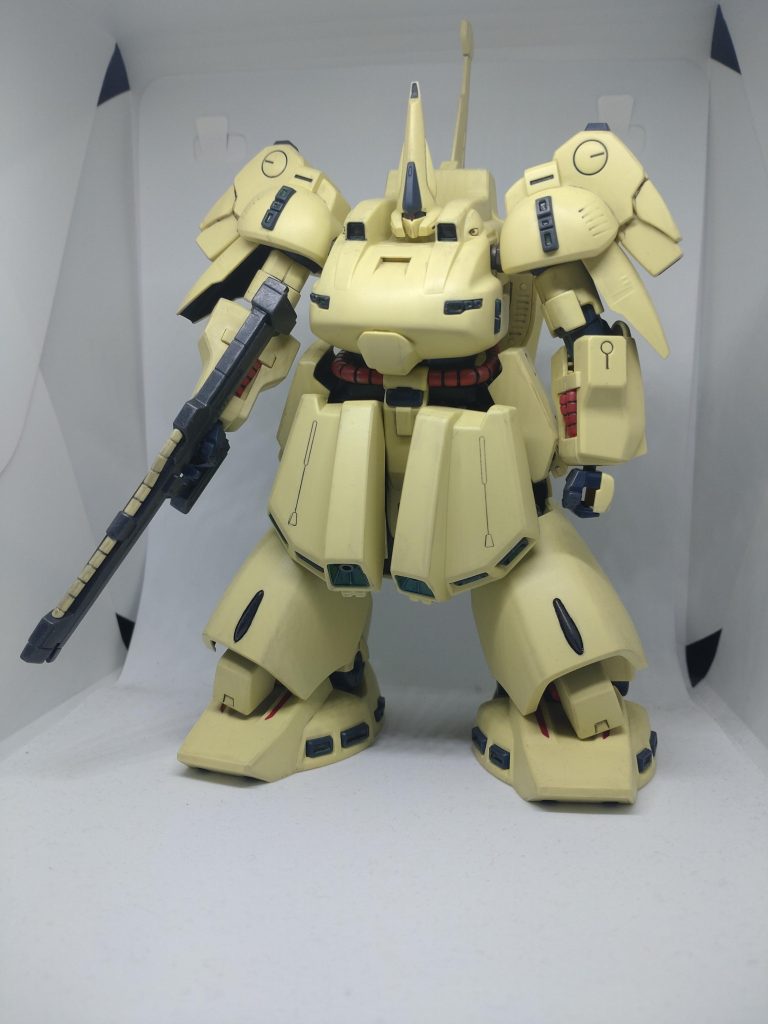 まずは、正面。今回は成形色にこだわって製作しました。部分塗装もしてますが、設定と色が違う部分には、ランナープラ板(ランナーをヘアアイロンで平たくしたもの)や、ランナーパテ(ランナーを薄め液等で溶かしたもの)を使用して、パーツを置き換えています。