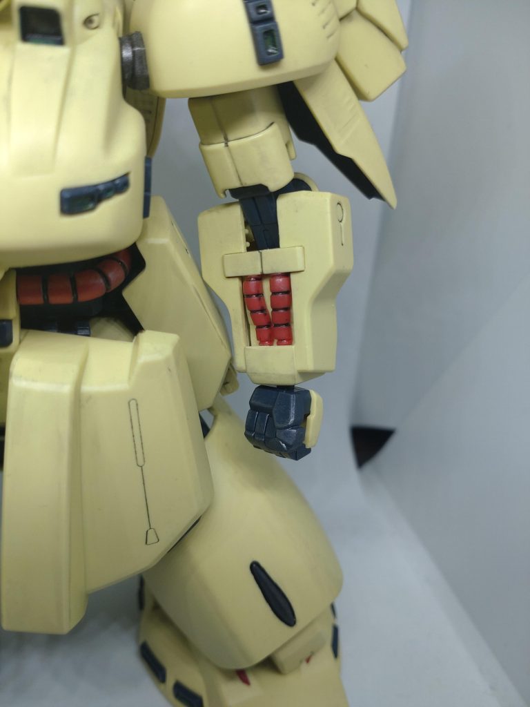 前腕内側の部分は、キットのままだと、動力パイプと基部は一体で、全て赤いパーツだったので、動力パイプのみ切り取り、基部はランナープラ板でスクラッチしました。