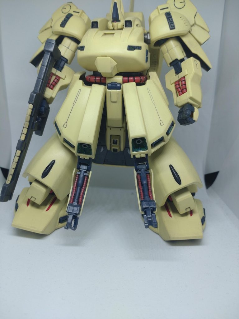 隠し腕の動力パイプも色分けされてなかったので、他の動力パイプに使われている赤いランナーからランナーパテを作り、型抜きして動力パイプを作成し、置き換えています。