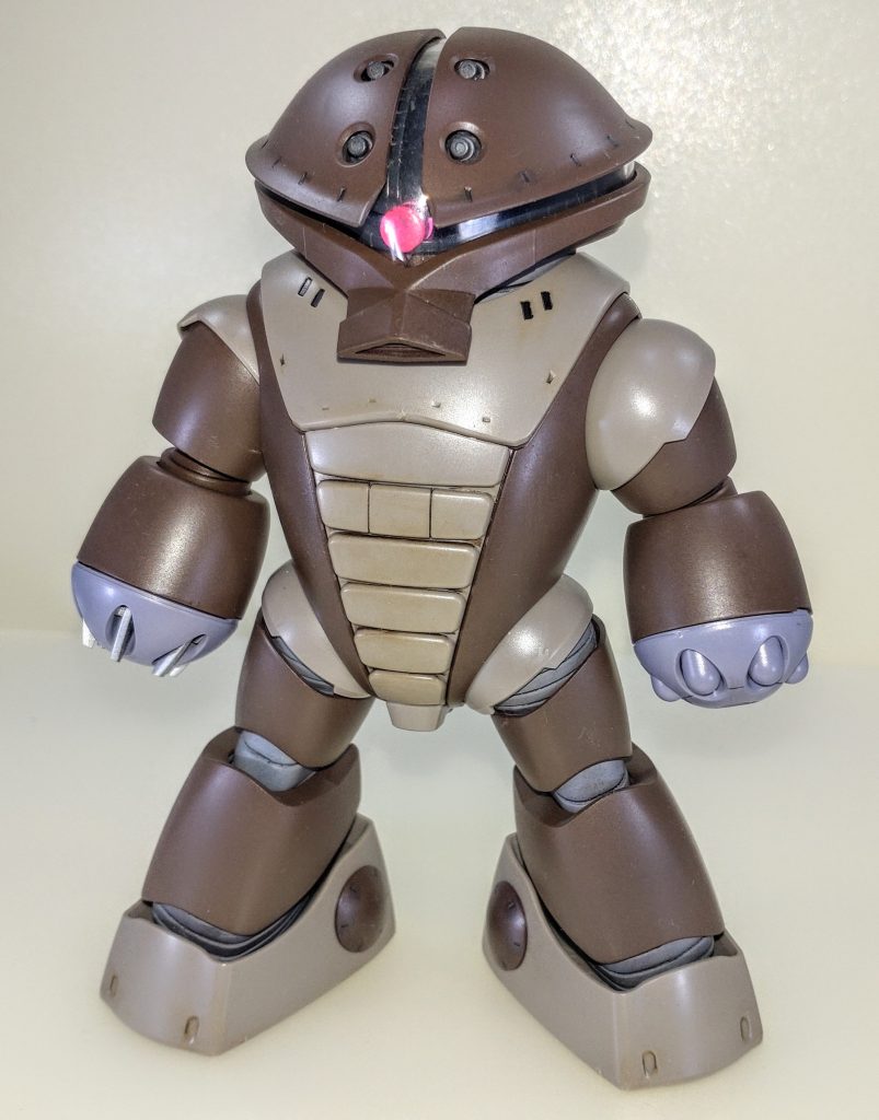 全身。キットは覚えている限りでは2010年頃に購入してパチ組にしたまま飾っていたのですが、この暑い時期に何か水中用の機体を作りたいと思っていた時に丁度このキットが目に入ったので改めて製作し直しました。