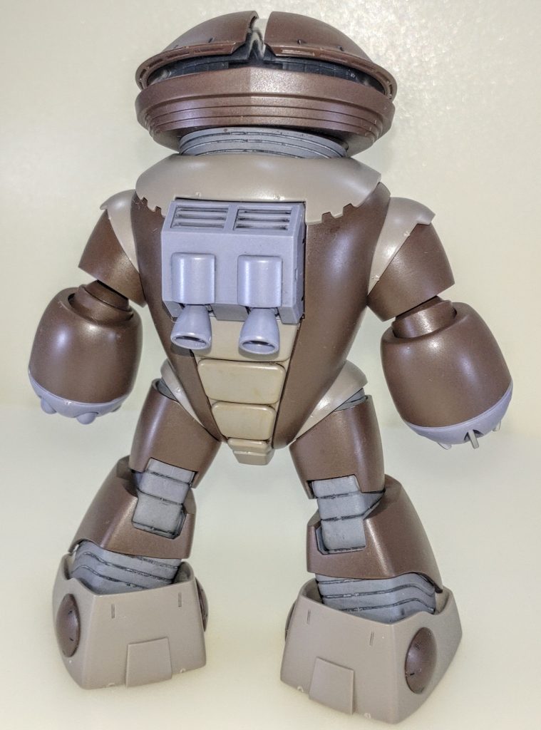 背面。キットはゲート跡が目立っていたので合わせ目消しも兼ねてヤスリがけした後、ブラウンのボディをMr.カラーの赤褐色を、フレームはプライマーを塗った後黒サフからのガンダムマーカーグレーをエアブラシシステムで塗装しました。それ以外のパーツは全て成型色のままで仕上げました。