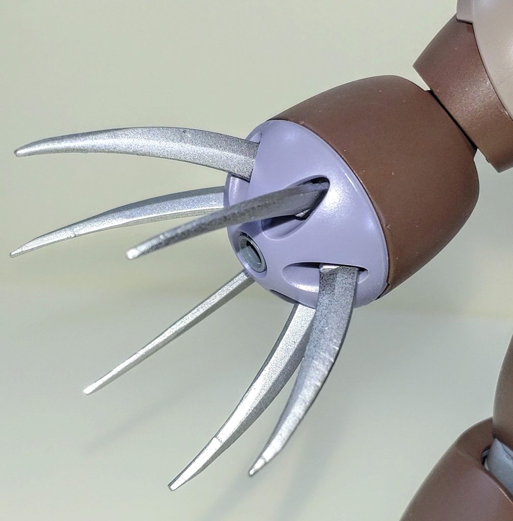 腕部クロー。ヤスリやキサゲで削った後、黒サフからのMr.カラーのステンレスシルバーを塗装しました。ボディは半光沢を、フレームはつや消しでトップコートをそれぞれ使い分けました。