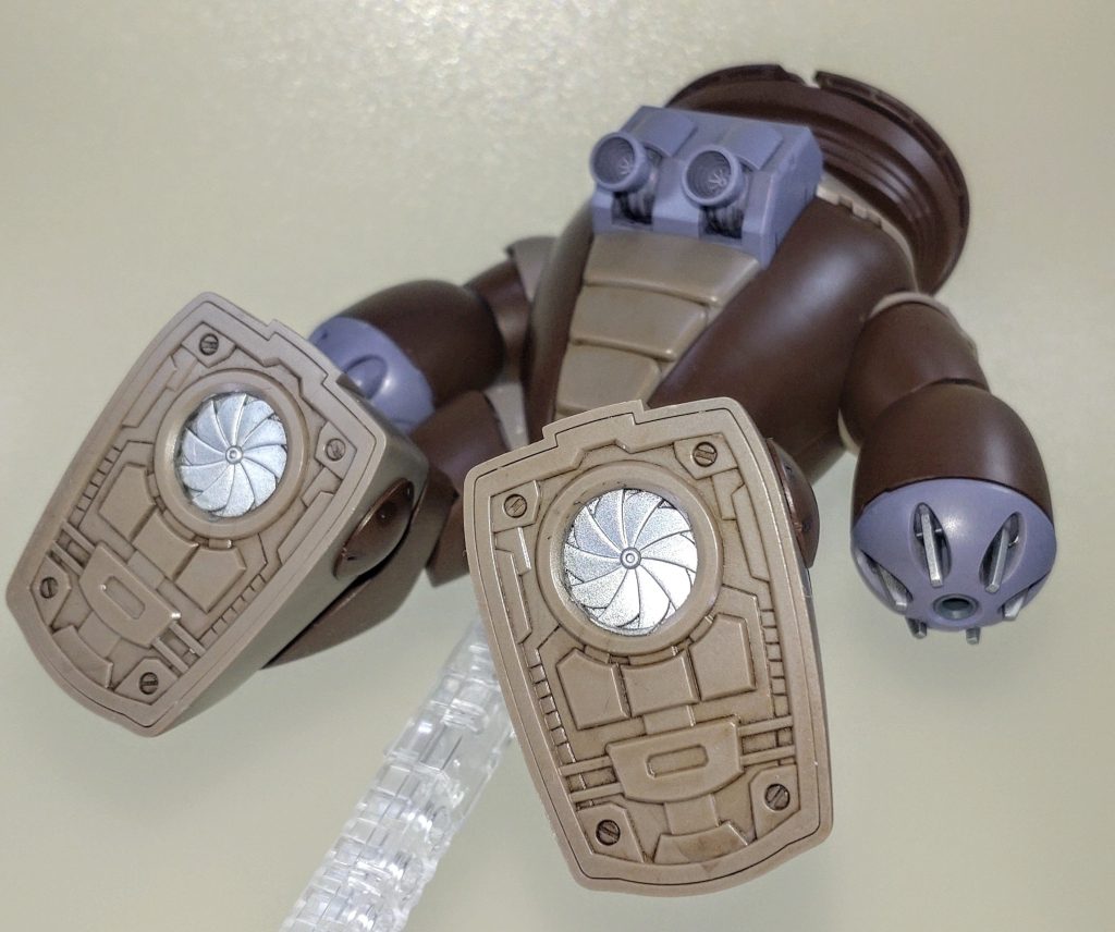 足裏のプロペラもクローと同じくステンレスシルバーで塗ってます。