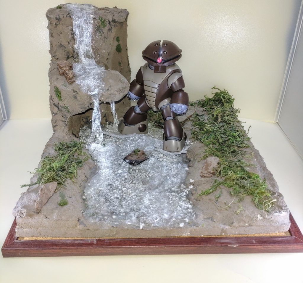 オマケ。アッガイだけでは寂しいのでディスプレイベースも載せてみました。元々食玩系フィギュアを展示するために製作したのでガンプラで展示することを本来想定していなかったのですが、意外と違和感が無かったので今回載せました。