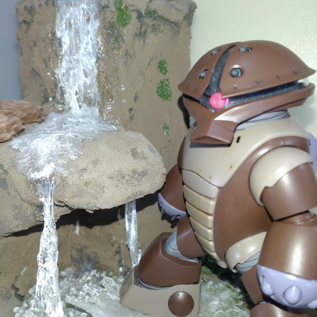 ベースは主に100均で購入した素材で形を出したらタミヤのテクスチャーペイントで、水をレジンで表現してます。レジンで表現した滝がポイントだったりします。