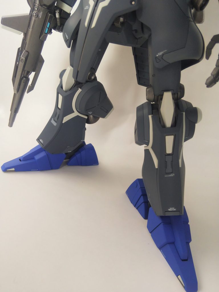 各所にスジボリを追加して色分けしました。