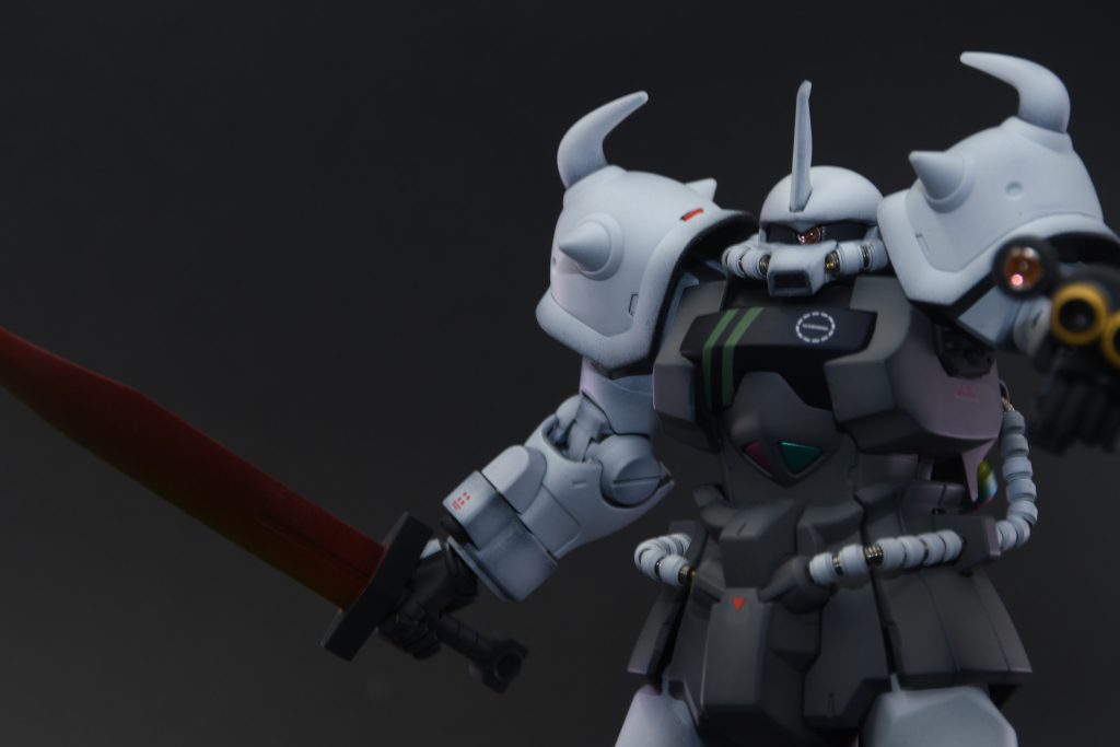 あまり目立ちませんが、ヒートソードの刀身部分にもグラデーション塗装をしています。ここまで見て下さりありがとうございます。しばらくガンプラは触れそうにないので次の投稿まで期間が空くと思いますが、いいねを押して頂けるとモチベーションに繋がります!