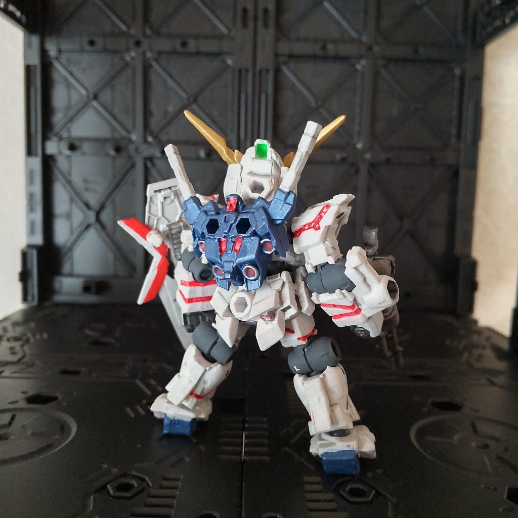 バックパックや足の部分はファレホメカカラーのメタリックブルーを使用しています。お気に入りの1色です(gandam-hand2)