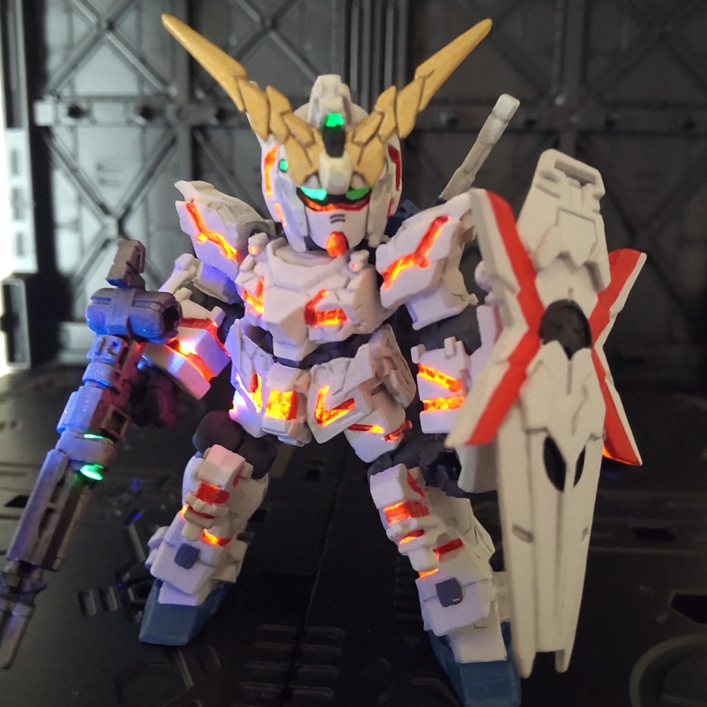 サイコフレーム部はファレホの蛍光カラーを塗りましたが、色がピンクに見えるので、その上から水性ホビーカラーのクリアレッドを塗りました。写真ではうまく撮影できませんでしたが、ブルーライトで思い通りに発光してくれて満足です(gundam-kao8)