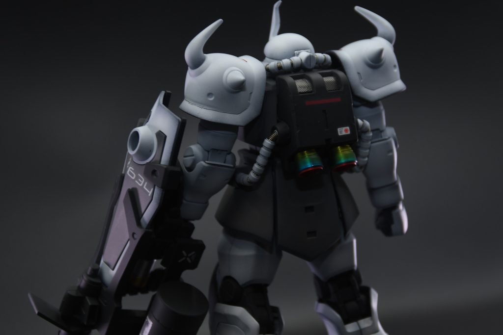 背面。キットのままだと後ろから見た際にヘルメット下部が丸見えなのが気になった為、4mm程延長。バーニアは焼けを表現する為グラデーション塗装をしています。