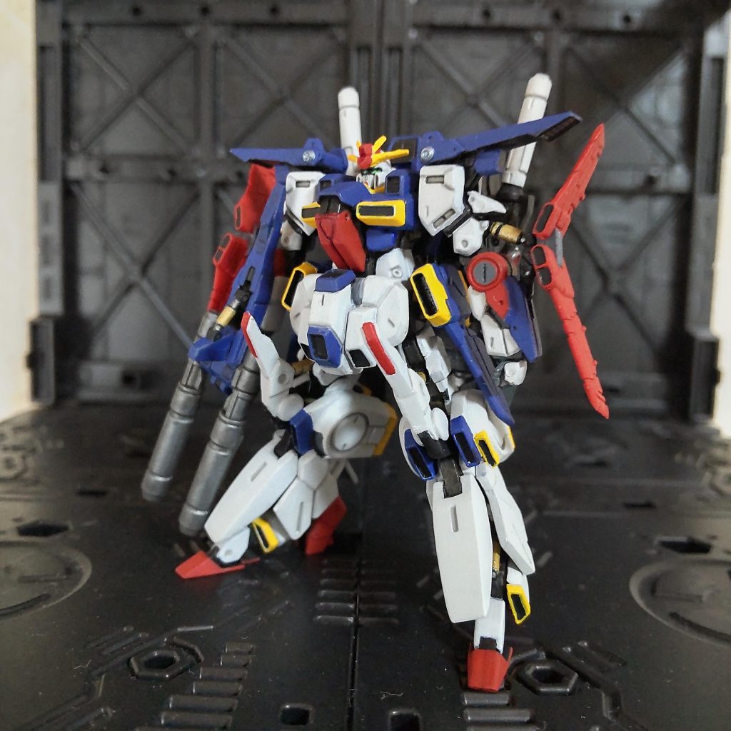 シタデルカラーと言えども平坦で面積が広い範囲は筆ムラになりやすいので、腕のシールド部はメイクスポンジを使って塗装しました。エアブラシと遜色のない仕上がりに大変満足しています(gandam-hand2)