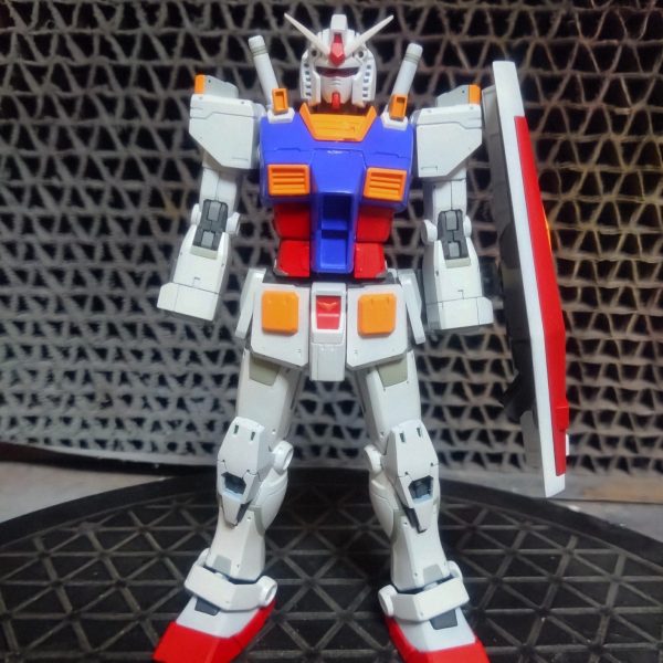 HG　オリジンガンダム後期型(風味)　②前・横のアーマーの裏の工作して色分けしました😆後のアーマーは、私の技量では無理っぽかったので、いずれリベンジをしたいと思っています(多分しないでしょう…)😁本体白は、Ver.Kaを少し意識して、青で立ち上げてます😳紫で立ち上げようと思ったのですが、ヒンヤリとした青白さを目指しました😸ガンダムの日には完成させたいのですが…無理っぽいですね😂（1枚目）
