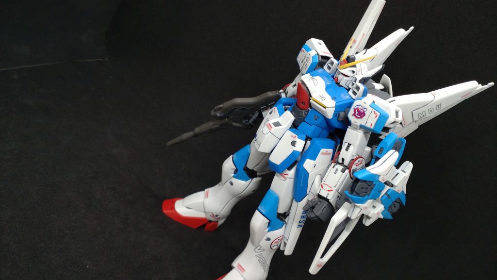 頭部ユニットにはサイコミュが搭載されているため、ヘキサヘッド+アンテナとなっており、Iフィールドシールドビットを操作可能。