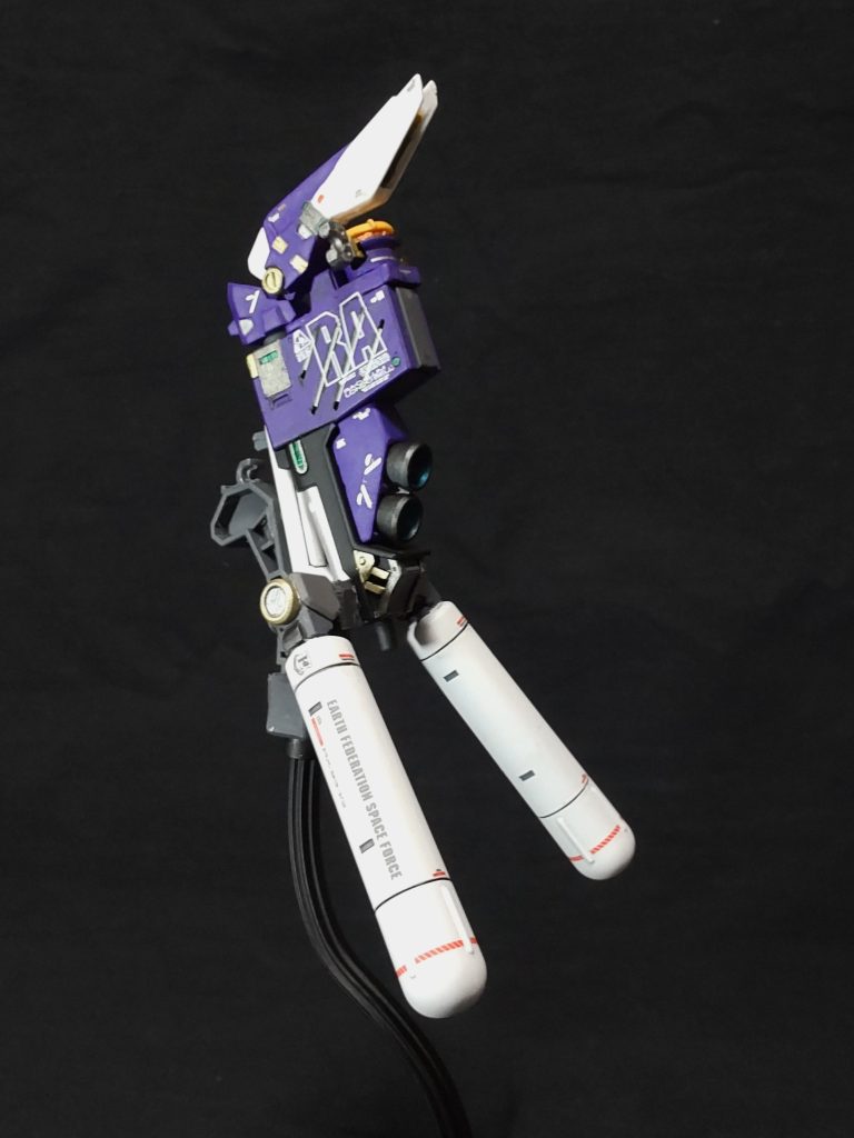 増設バックパックユニット。バーズカの取り付け箇所に取り付けます。見たままですが、バーズカをベースに作成しております😄。上部にスタビライザーとファンネル取り付け軸、増設バーニアとプロペラントタンクの構成。ファンネル取り付け軸は両サイドにファンネルを取り付け出きるように加工しています😄。増設バックパックは、最初ダブル・フィン・ファンネルの取付用として作り始めて、そこからHi-νに寄せるためにスタビライザーとプロペラントタンクを後付けしました😄。プロトタイプということで両方ともHi-νよりあえて小さめ😁。