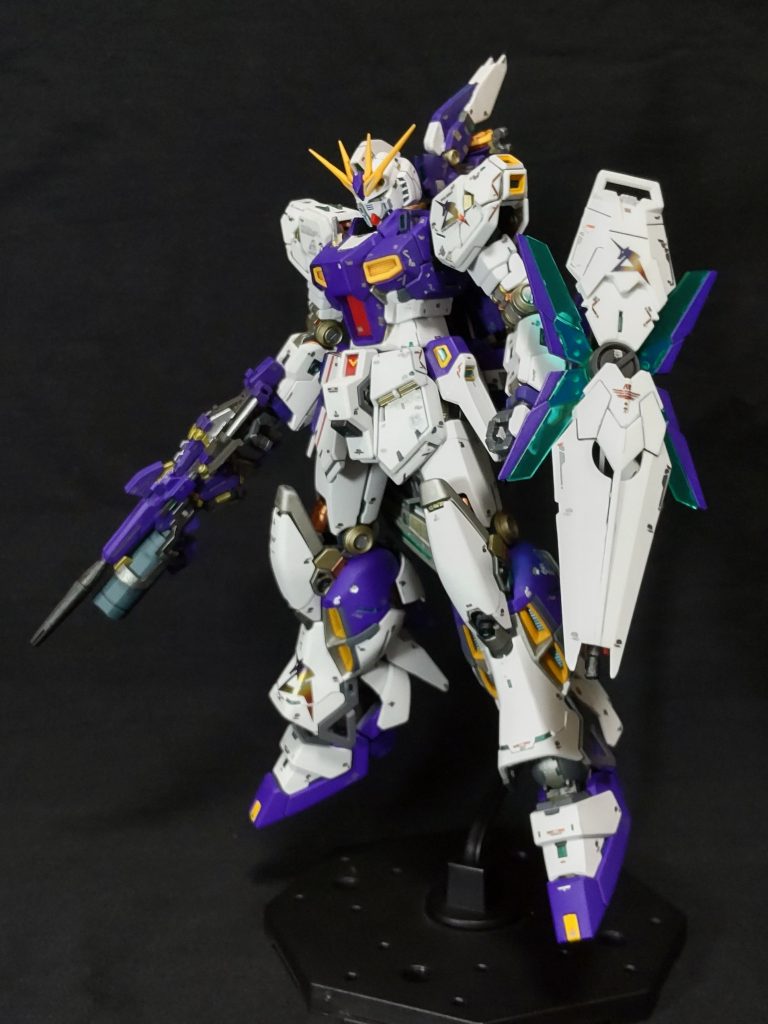 ビームマグナムとシールドを装備。シールドがユニコーンのモノというだけで、ますますνガンダム感が無くなった気がします🤔。