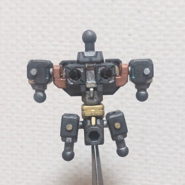 RGνガンダムのHWS化を目指していますが、どのように盛るか🤔、パーツを物色中なので、息抜きと思いサクッと作ろうかとモビリティジョイントのνガンダムを作り始めました。近くの店の閉店セールでサザビー・ウェポン・HWSのフルセットを確保してます😁。意外とバラせたのでフレーム塗ってみました😄。モビリティジョイント、フレームがあるんですね🤔、スゲェ😳。相互さんのカッコ良いZⅡを見て逆手持ちの武器もRG HWSに合うかと思い魔女のホウキを手に入れてみたのですがビミョー😓。色々物色して、「あーや、こーや」悩んでるのも楽しいんですけど😁。（2枚目）