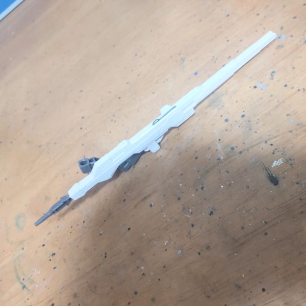RGνガンダムのHWS化を目指していますが、どのように盛るか🤔、パーツを物色中なので、息抜きと思いサクッと作ろうかとモビリティジョイントのνガンダムを作り始めました。近くの店の閉店セールでサザビー・ウェポン・HWSのフルセットを確保してます😁。意外とバラせたのでフレーム塗ってみました😄。モビリティジョイント、フレームがあるんですね🤔、スゲェ😳。相互さんのカッコ良いZⅡを見て逆手持ちの武器もRG HWSに合うかと思い魔女のホウキを手に入れてみたのですがビミョー😓。色々物色して、「あーや、こーや」悩んでるのも楽しいんですけど😁。（3枚目）