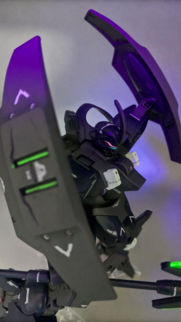 ブラックライトで照らす アイカメラとアンビカーのシェルユニットのみ蛍光塗料にて塗装してあります。本当は全てのシェルユニットに使いたかったのですが、付属シールを切り抜いてマスキングをと胸のシールに試みたところ、見事切り抜き失敗。怖くなって他のところはそのままシールを貼り、失敗した胸のシェルユニットは未点灯状態にラピーテープを使って再現したシールを貼りました。