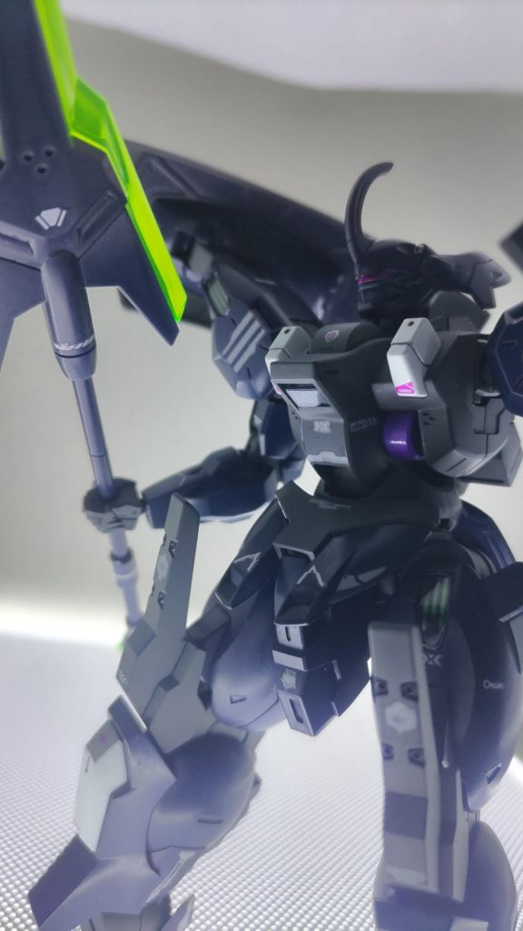 今回は全塗装してイメージがかなり変わった感じに作ってみましたが、いつかプレバンで再販競争に買ったら今度は正当なカラーで作ってみたいですね だいぶ店頭から水星キット消えてきてるので、ダリルバルデ自体見つけるのが難しそうですけど…