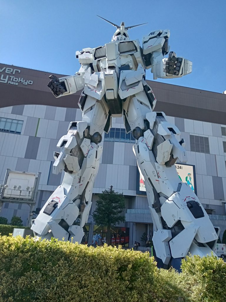 作品名：THE GUNDAM BASE TOKYO<p>子供達も夏休みに入ったという事で、金曜日から２泊３日で東京に観光旅行に来ておりました😊四国の田舎に住んでおりますのでなかなか東京に遊びに来る機会も無かったのですが、やっとユニコーンガンダム立像の実物を見る事ができました！ […]</p>