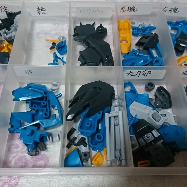 最初ディナイアルガンダムにしようとしてたのですがHGカラミティガンダムが２つあったので先にこれから作っていきます。古いキットなので何個か後ハメ、合わせ目消しやる感じですが別段気にならない箇所なら無視するか段落ち処理するかもです☺️もしかしたら２つ目のカラミティガンダム作る際にはSEED MSVのソードカラミティガンダムの改造キット使ってカラミティガンダムの配色のままソードカラミティのそのままつけたソードカラミティガンダム初号機で作るかも？ 