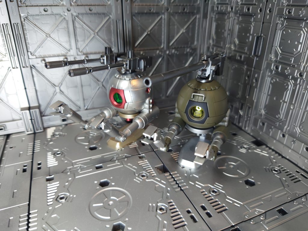 塗装したボールと素組みボールを並べてみました