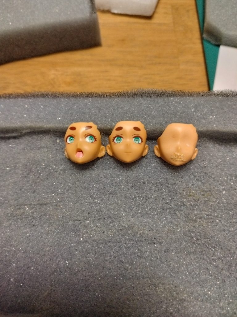 制作工程ゲート処理二度切り→デザインナイフで切り取り→スポンジヤスリ(#400→#800)。塗分け袖の中と、ブーツ内、髪留めの部分はアクリル塗料髪はリアルタッチマーカ―で下部分を中心に塗り、綿棒やぼかしペンで色の境がぼやけるようにして制服はしわの部分をマーカーで同じように塗りました。トップコート制服とブーツは半光沢、と髪の肌色の部分はつや消し顔の加工について画像は左から水転写デカールを目と眉毛を切り離して貼ったもので真ん中はそのまま、右は付属のタンポ印刷してあった物をスポンジヤスリで削り、口の部分をランナーパーツを粉にしてセメダインで固めたものです(発注しました)。その後に引きつったように口のラインを作りたかったんですが・・・自分にはまだほど遠い技術のようです。