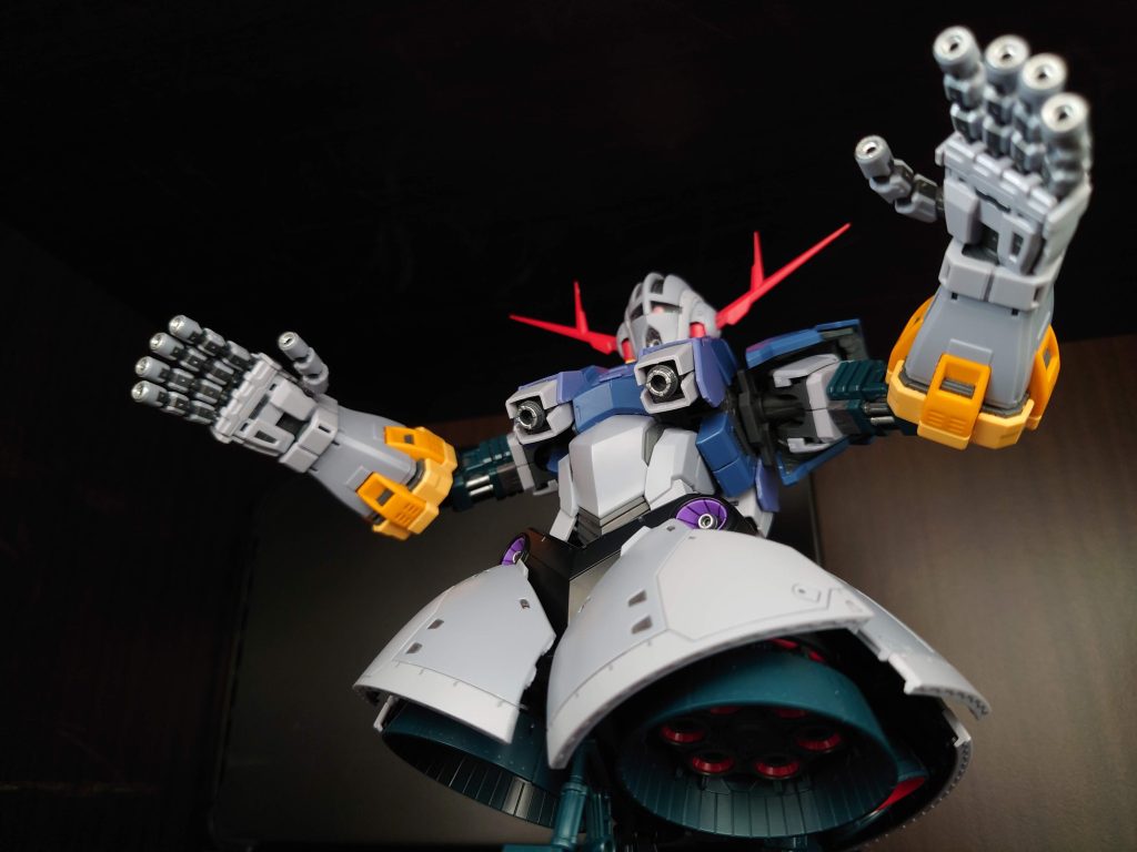 やっぱり脚は飾りでした〜スカートが分割可動して全バーニアも動くし、モビルスーツ特有のアンバック制動無くても、これならガンダムに勝てそう(勝てないけど)全指も腰部も柔軟