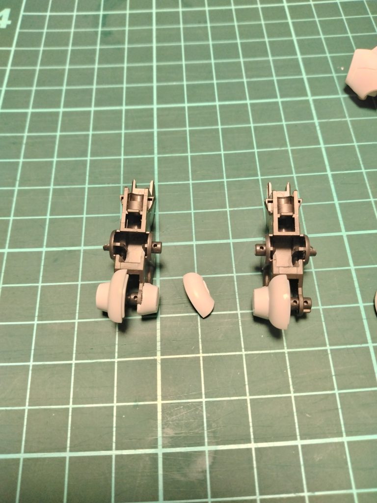 ゲート処理リューターでギリギリまで削って#400→#800の順にヤスリ掛け(時短になったかは不明)。合わせ目消し両肩の側面、両膝は後ハメができるようにパーツを分割。スジ彫り、墨入れ白い部分はダークグレー、青い部分はブラック。塗分け武器センサー、ガンビット、肩の発光部分と内側、足のフレームの一部、スラスターなど。